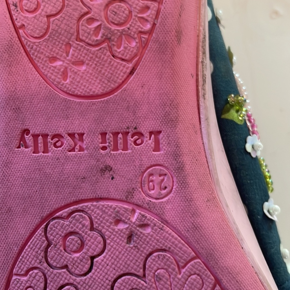 Shoes - Picture 6 of 7